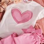 Détail tissu finitions et coupe Tenue Fillette Rose clair Motif Cœur - Mode enfant Tunisie