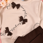 Détail sweat beige nœuds marron et pantalon chocolat fille - Stylish Kids Tunisie