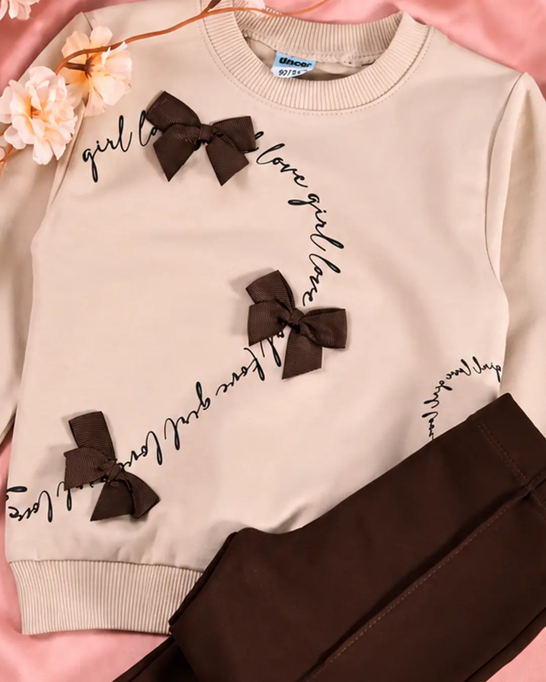 Détail sweat beige nœuds marron et pantalon chocolat fille - Stylish Kids Tunisie