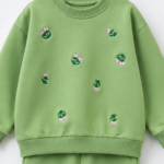 Détail broderies florales sweat vert fillette - Stylish Kids Tunisie