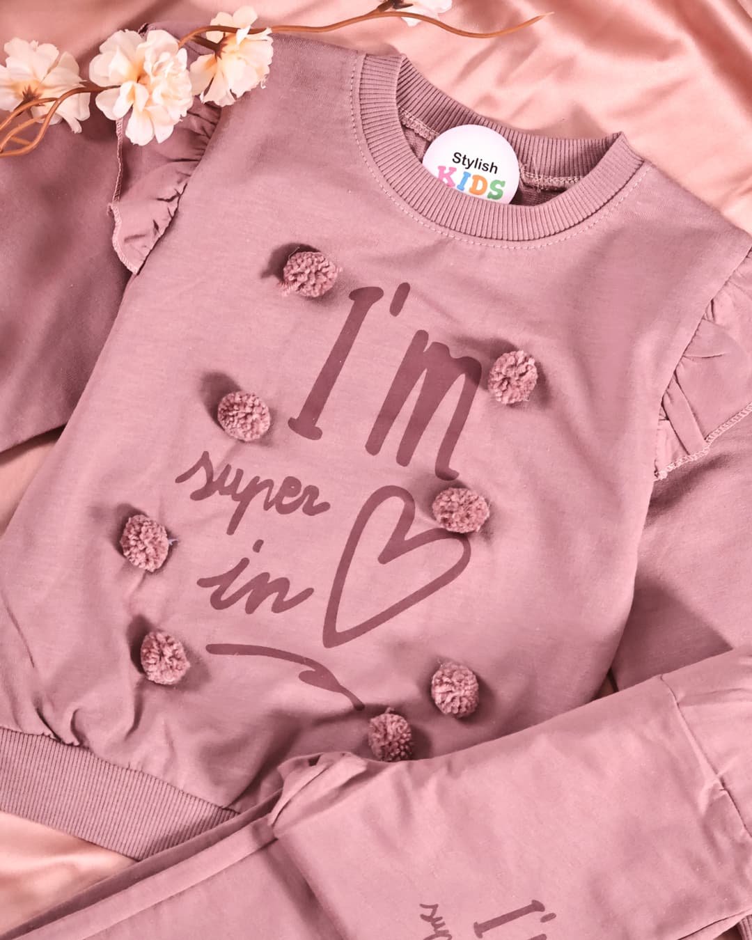 Détail sweat volants pompons et pantalon rose poudré fille - Stylish Kids Tunisie