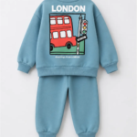 Détail motif dos bus londonien sweat bleu garçon - Stylish Kids Tunisie