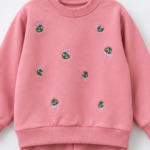 Détail sweat vieux rose et motifs fleuris brodés fille - Stylish Kids Tunisie