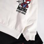 Détail pantalon jogging noir garçon avec patch Spider-Man - Stylish Kids Tunisie
