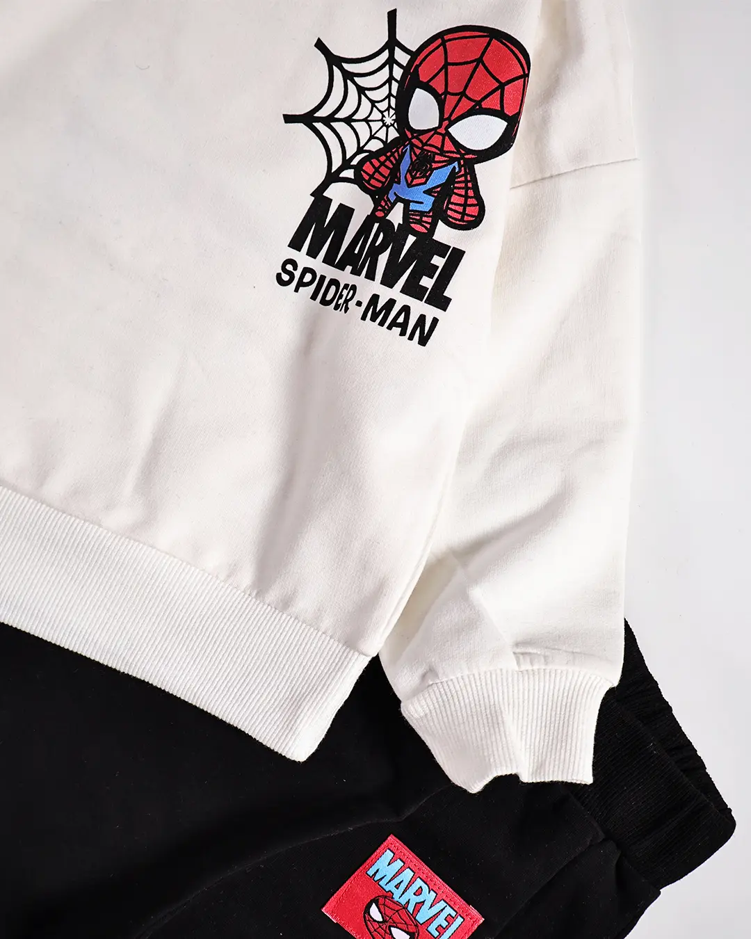 Détail pantalon jogging noir garçon avec patch Spider-Man - Stylish Kids Tunisie