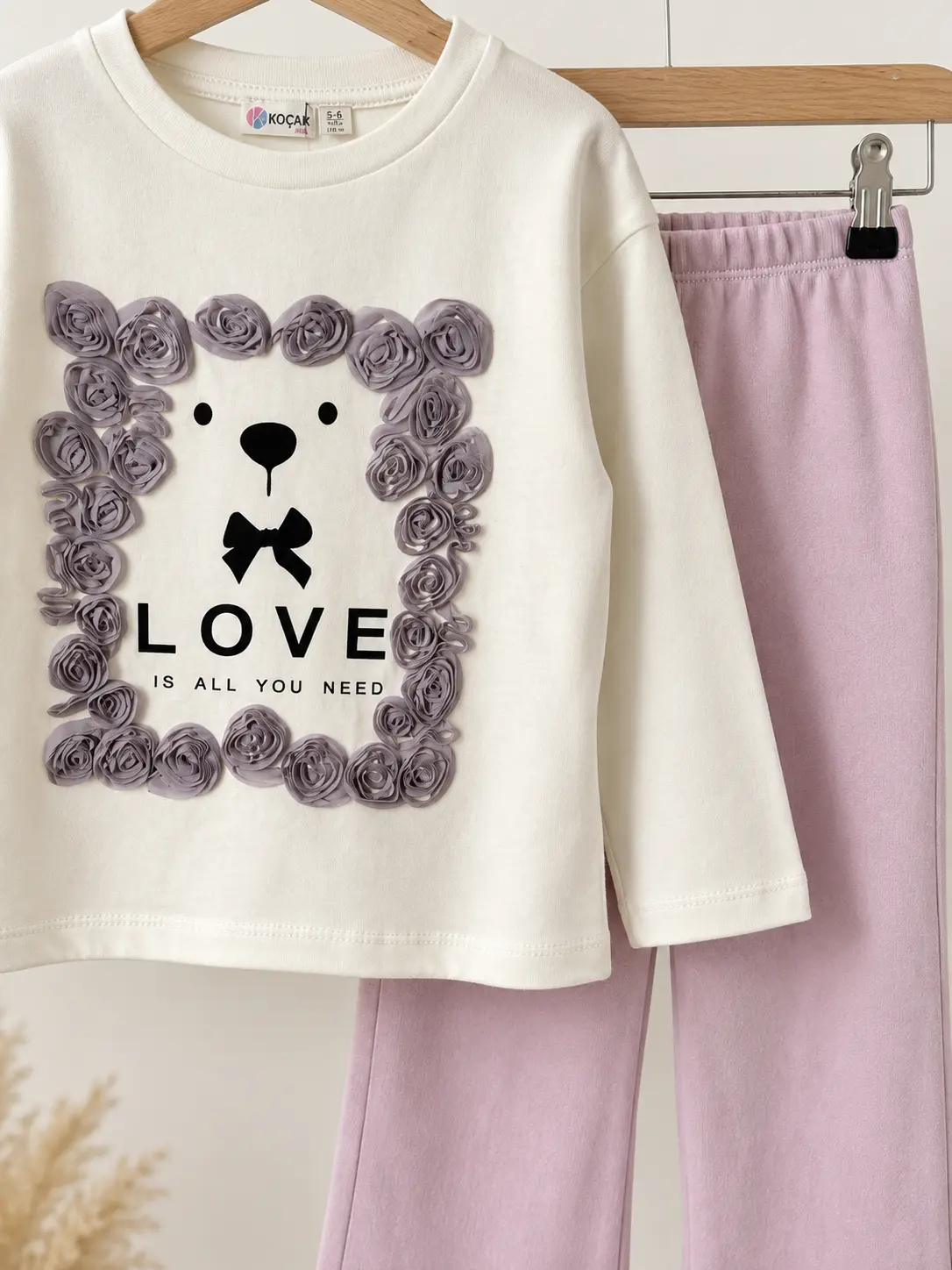 Détail fleurs 3D en relief lilas ensemble fille 2 pièces - Stylish Kids Tunisie
