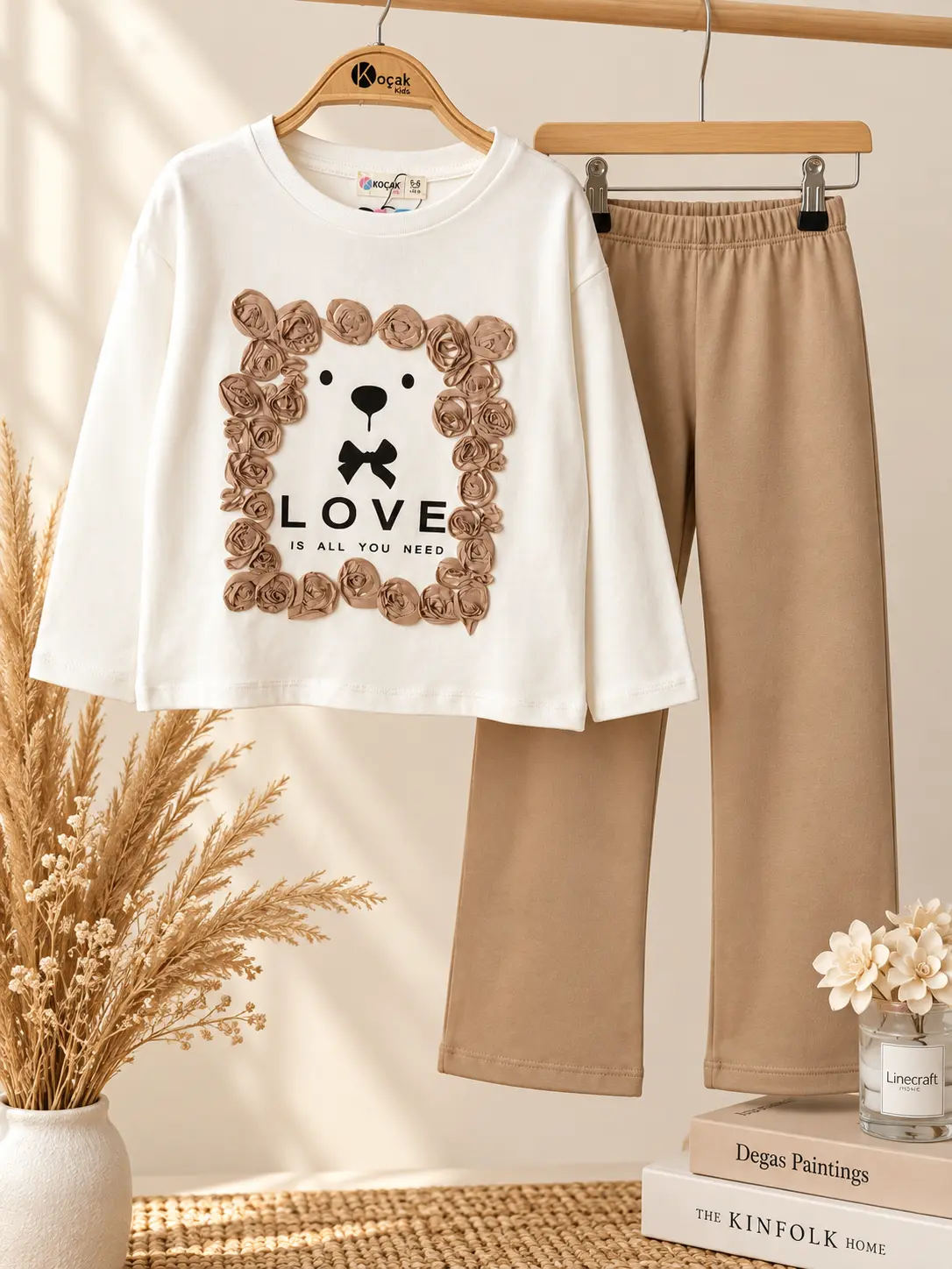Ensemble fillette haut blanc fleurs en relief beige et pantalon évasé beige - Mode fille Tunisie Stylish Kids