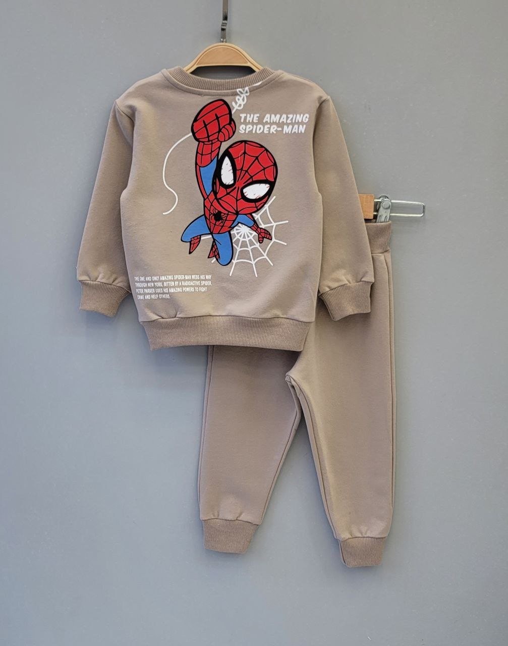 Détail sweat taupe Spider-Man et jogging garçon - Stylish Kids Tunisie