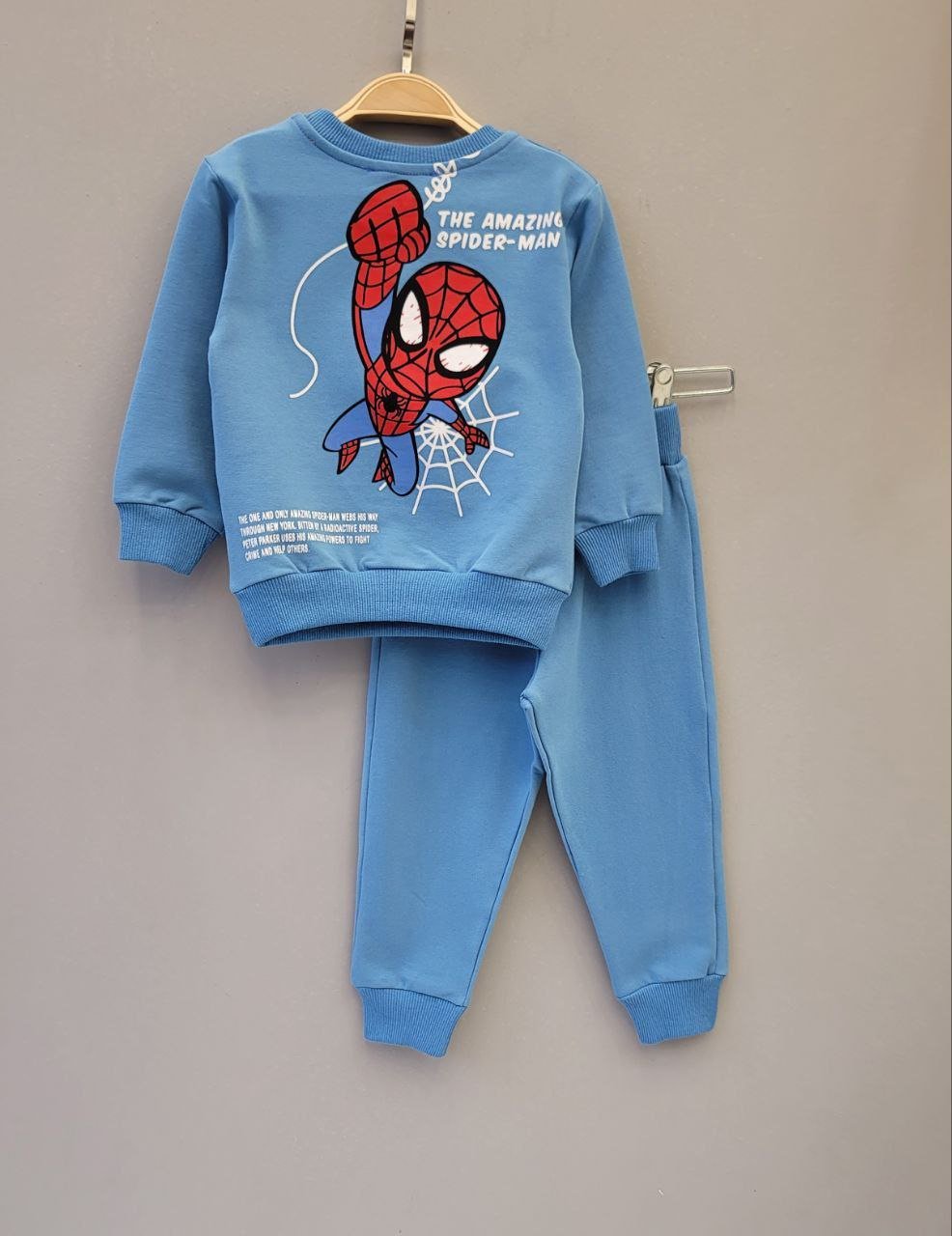 Détail motif Spider-Man et pantalon jogging bleu ciel garçon - Stylish Kids Tunisie