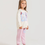 Détail sweat écru motif Stitch GAP et pantalon jogging rose fille - Stylish Kids Tunisie