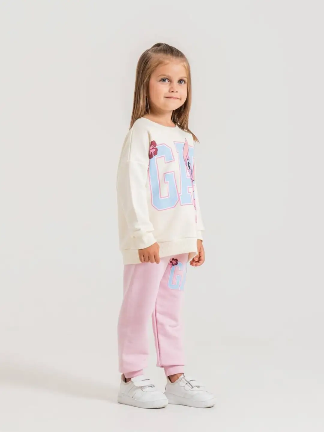 Détail sweat écru motif Stitch GAP et pantalon jogging rose fille - Stylish Kids Tunisie