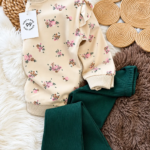 Ensemble fille 100% coton sweat écru fleuri à volants et pantalon vert sapin évasé - Stylish Kids Tunisie