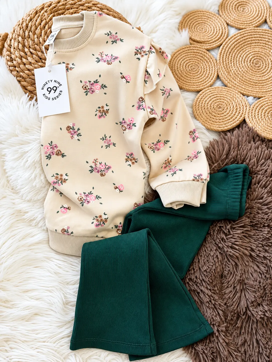 Ensemble fille 100% coton sweat écru fleuri à volants et pantalon vert sapin évasé - Stylish Kids Tunisie