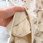 Détail volants épaules et motifs fleuris sweat écru fille 100% coton - Mode fille Tunisie