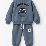 Ensemble garçon molleton non gratté 100% coton bleu ardoise Road Trip voiture et jogging - Stylish Kids Tunisie