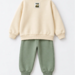 Détail sweat écru Digger Little Builder et pantalon vert sauge garçon - Stylish Kids Tunisie