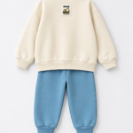 Détail pantalon bleu ciel et sweat écru Digger Little Builder - Stylish Kids Tunisie