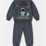 Détail grand motif fusée dos sweat gris anthracite garçon - Stylish Kids Tunisie