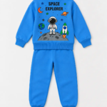 Détail imprimé spatial fusée et étoiles dos sweat bleu garçon - Stylish Kids Tunisie