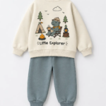 Détail motif dos sweat écru camping et pantalon jogging bleu gris garçon - Stylish Kids Tunisie