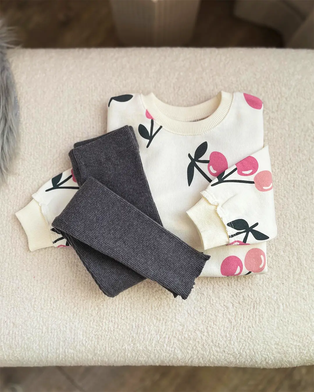 Détail motif cerises sur sweat gris chiné fille 100% coton - Vêtements enfant Tunisie