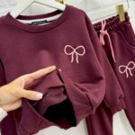 Détail broderie nœud rose sur sweat prune fille - Stylish Kids Tunisie
