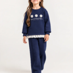 Ensemble fille molleton sweat bleu marine avec fleurs 3D et volant blanc - Stylish Kids Tunisie
