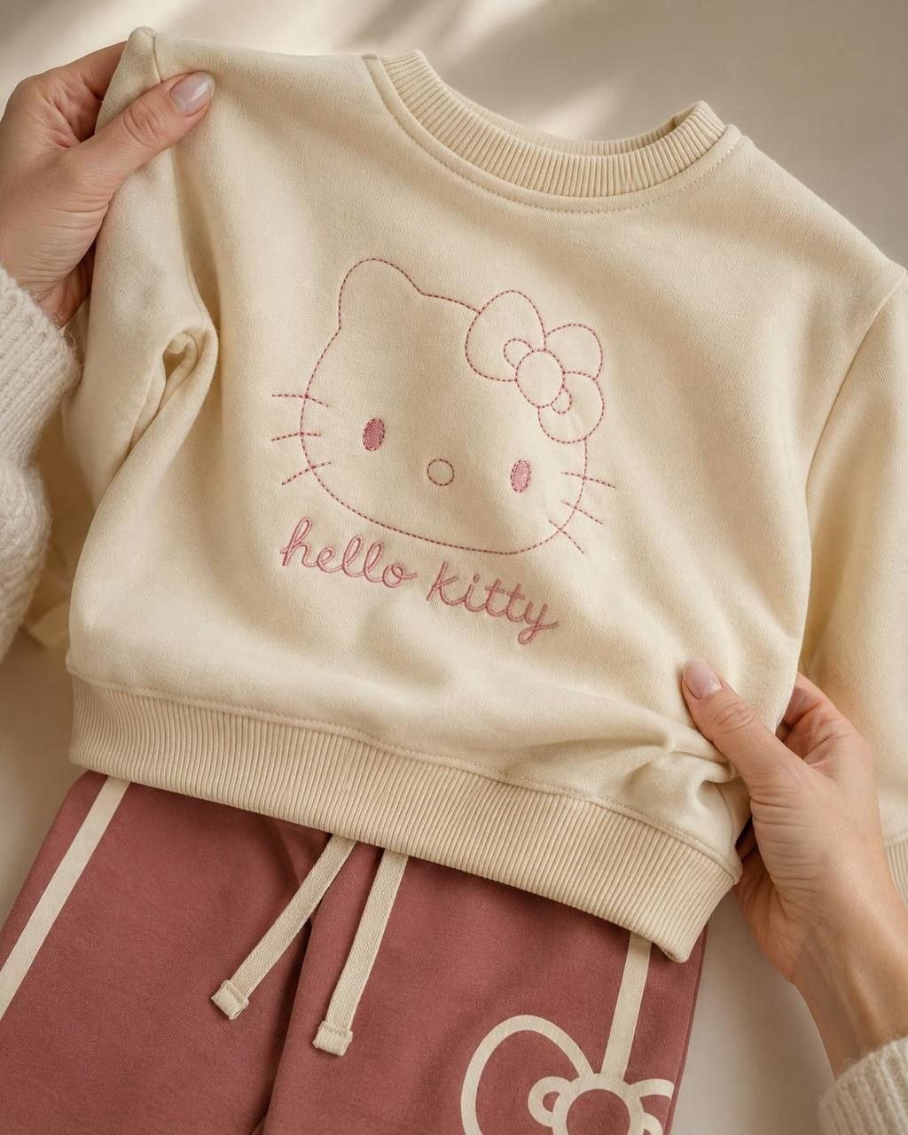 Ensemble fille 100% coton molleton Hello Kitty écru et pantalon large rose poudré - Stylish Kids Tunisie