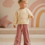 Détail broderie Hello Kitty sweat écru fille - Stylish Kids Tunisie