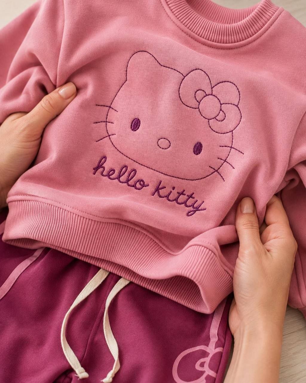 Ensemble fille 100% coton molleton Hello Kitty sweat rose et pantalon fuchsia - Stylish Kids Tunisie